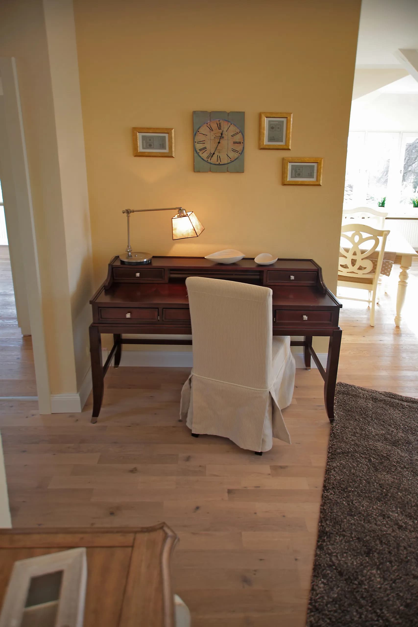 Arbeitsplatz der Atelier-Wohnung der Villa Emmilio mit antikem Sekretär, Boardinghaus in Bad Oeynhausen.