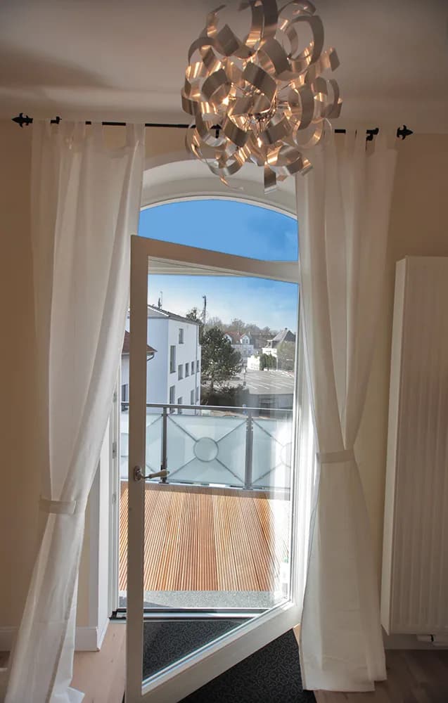 Balkontür der Atelier-Wohnung der Villa Emmilio mit Dachblick über Bad Oeynhausen, Wohnen auf Zeit.