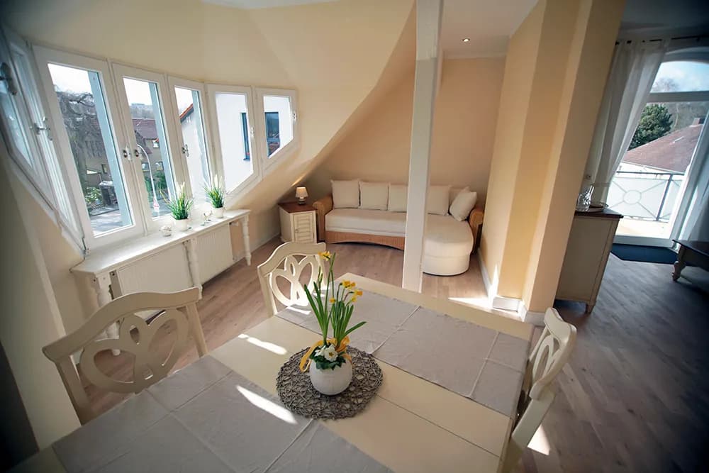 Essbereich der Atelier-Wohnung der Villa Emmilio mit creme Stühlen, möblierte Ferienwohnung in Bad Oeynhausen.