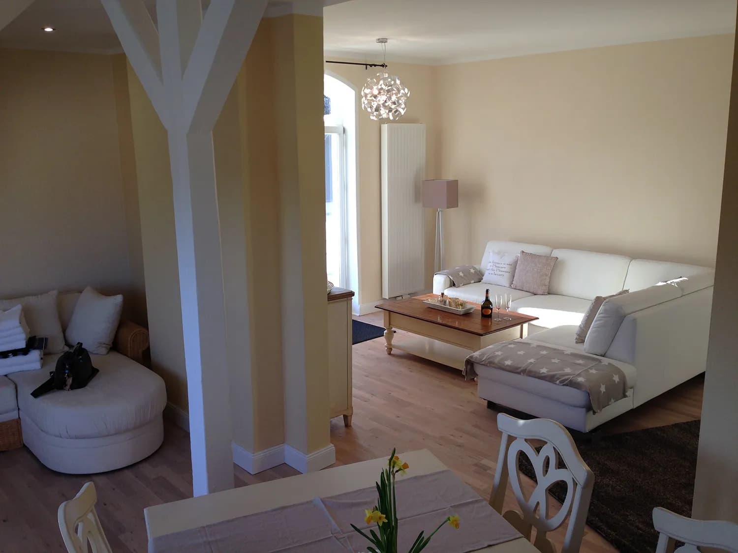 Wohnbereich der Atelier-Wohnung der Villa Emmilio mit Sofa und Drehsessel, nahe HDZ in Bad Oeynhausen.