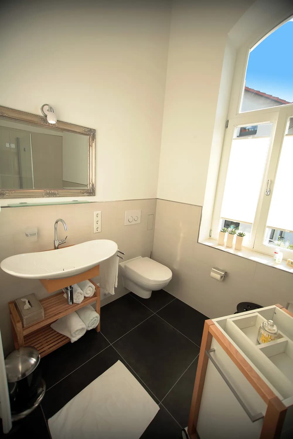 Bad der Bel-Étage-Wohnung der Villa Emmilio mit Rundbogenfenster und WC, nahe HDZ in Bad Oeynhausen.