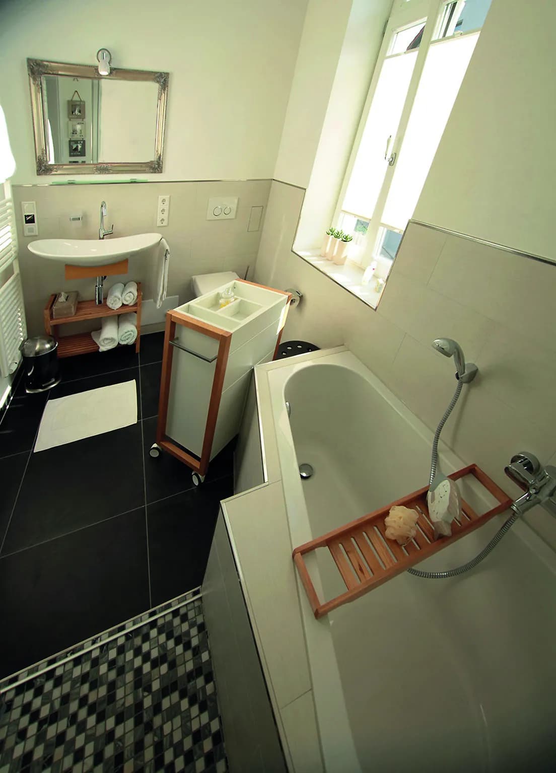 Bad der Bel-Étage-Wohnung der Villa Emmilio mit Badewanne und Waschtisch, nahe dem Herz- und Diabeteszentrum (HDZ).