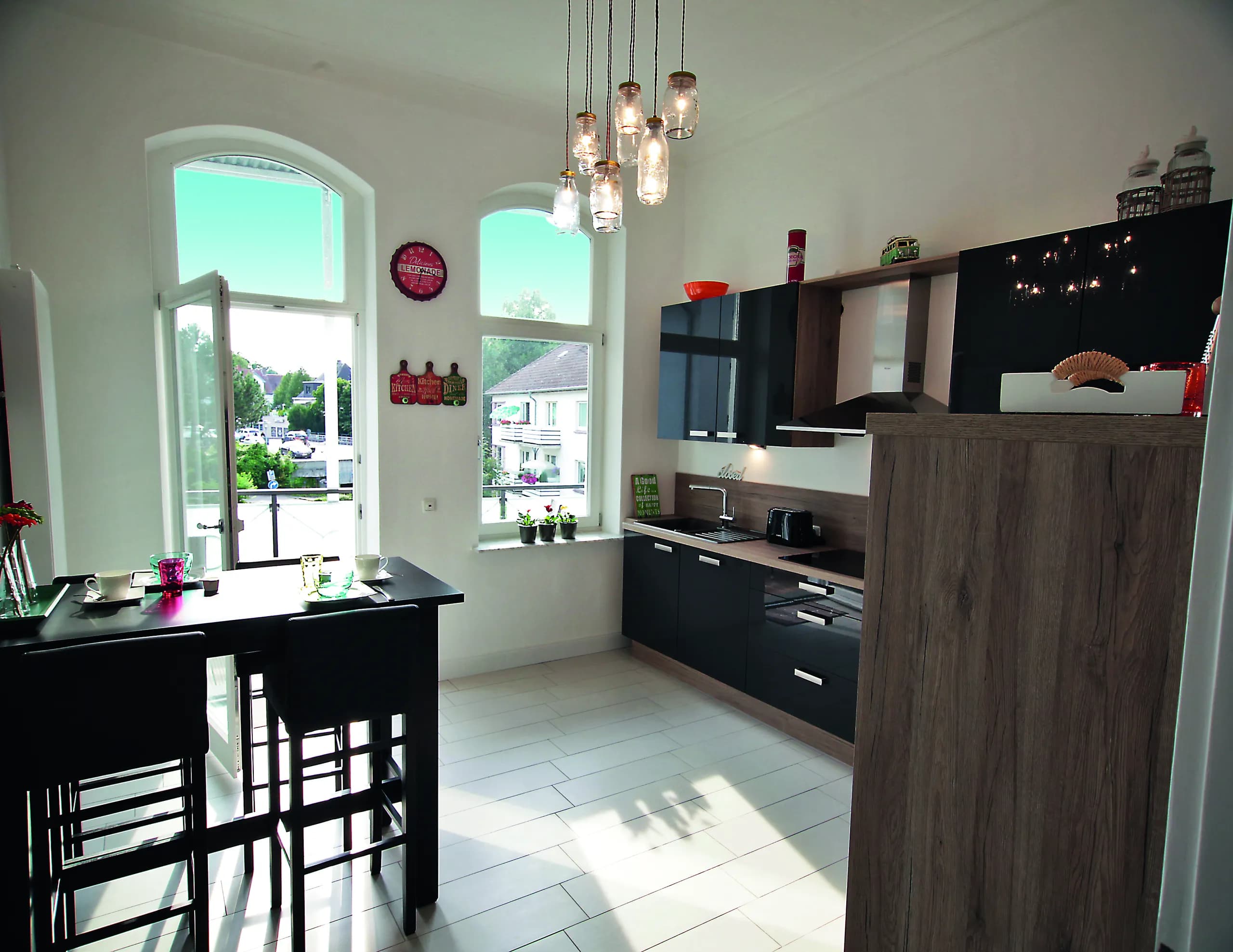 Essplatz der Bel-Étage-Wohnung der Villa Emmilio mit dunkler Küche, Boardinghaus in Bad Oeynhausen.