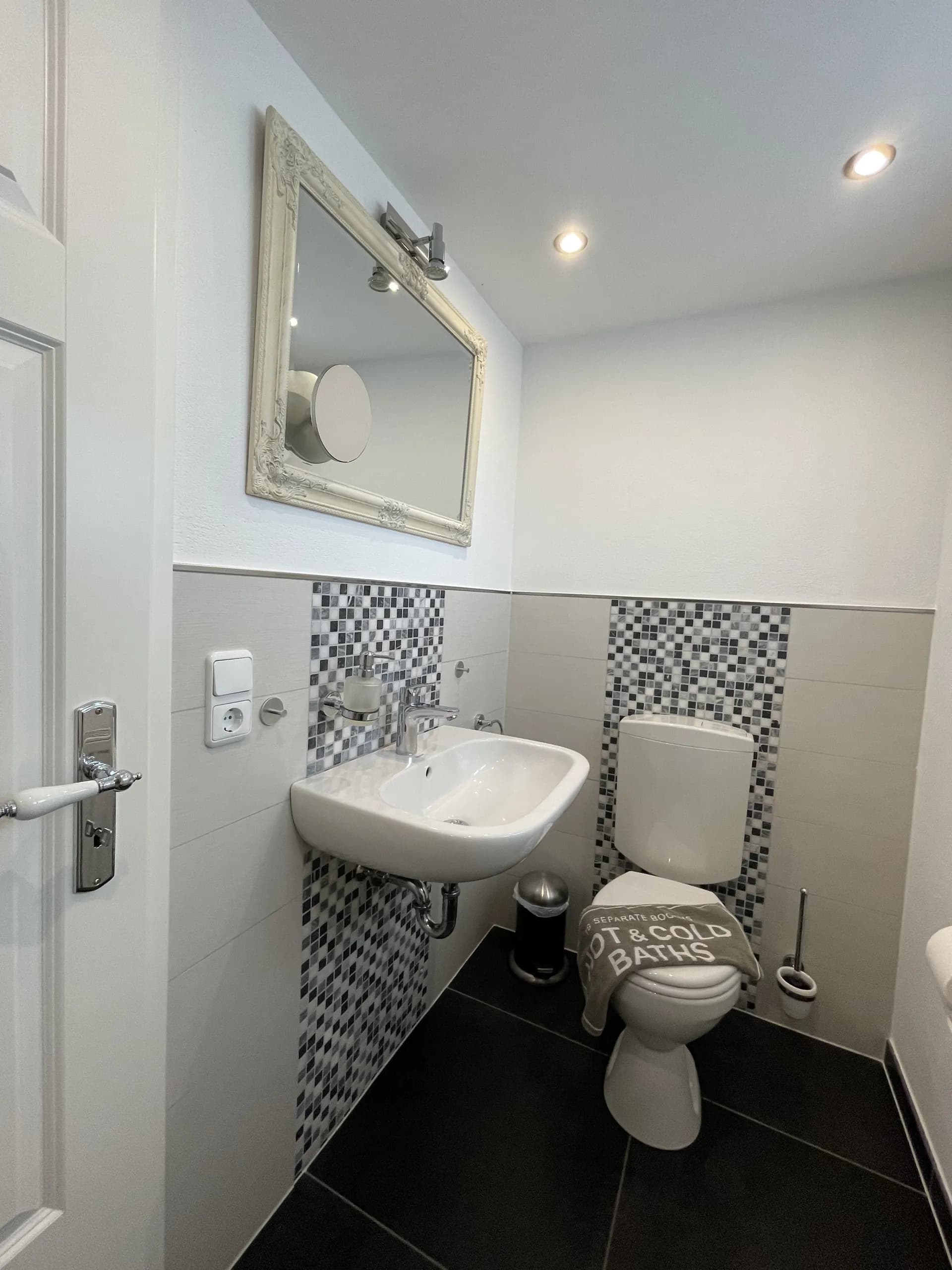 Waschtisch im Bad der Souterrain-Wohnung der Villa Emmilio, nahe dem Herzzentrum in Bad Oeynhausen.