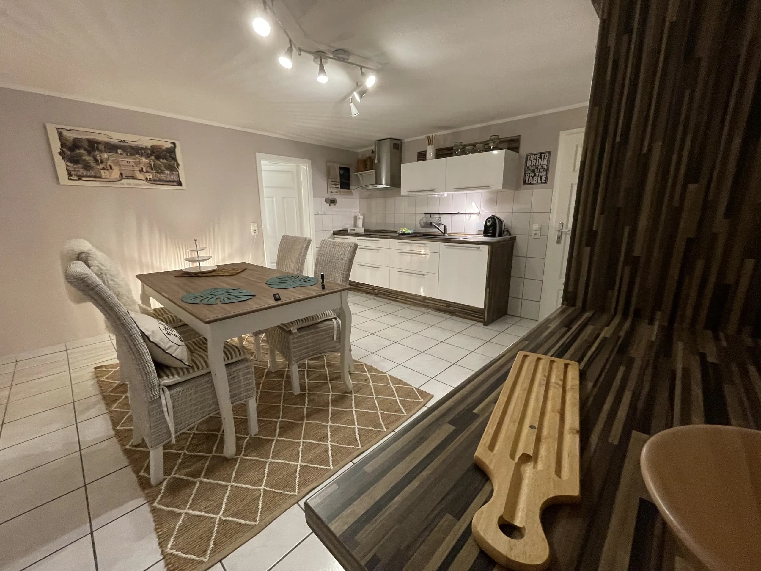 Helle Wohnküche der Souterrain-Wohnung der Villa Emmilio, nahe dem Herzzentrum in Bad Oeynhausen.