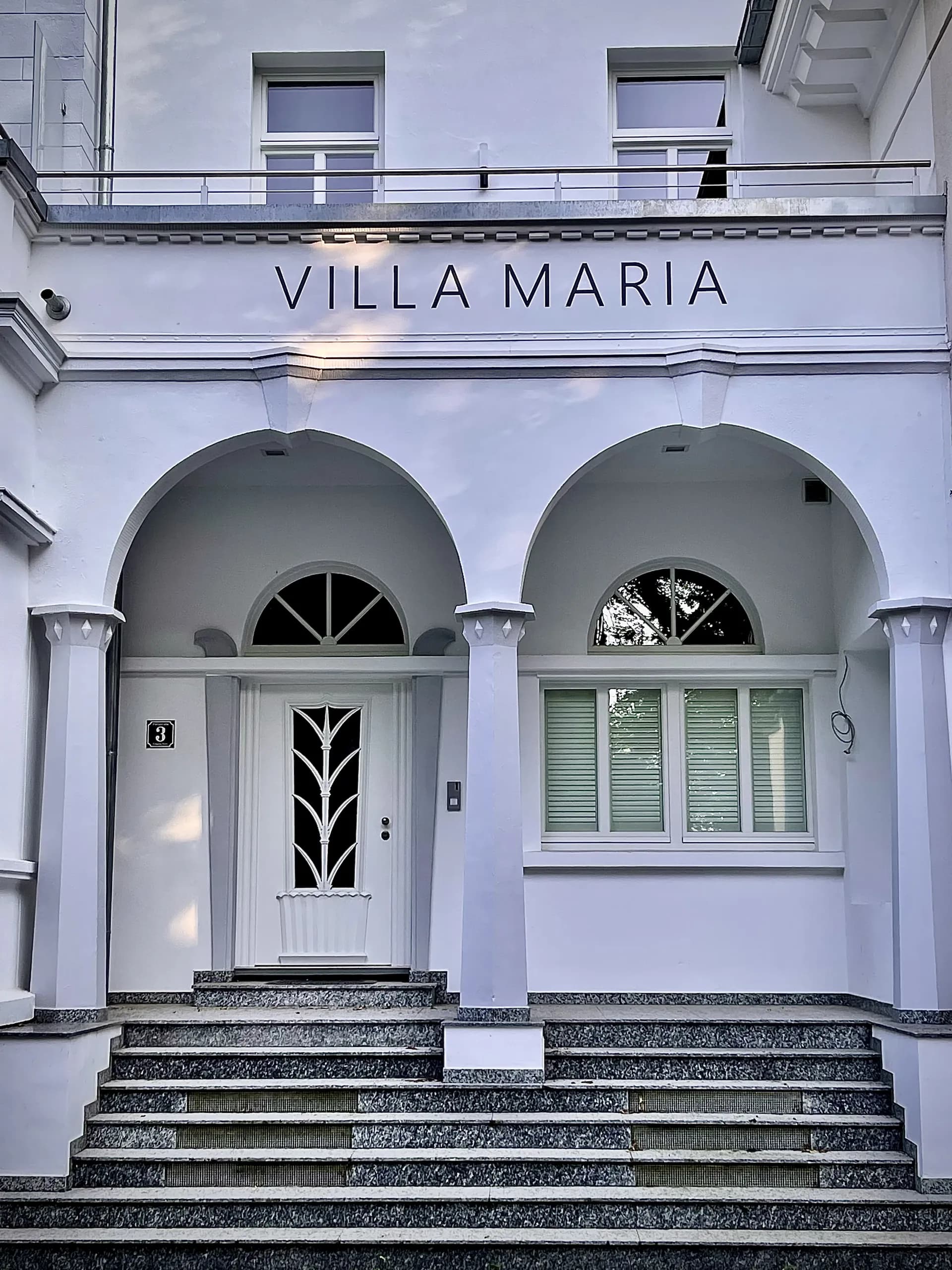 Säulenportikus der Villa Maria mit Schriftzug über dem Eingang, denkmalgeschütztes Boardinghaus in Bad Oeynhausen.