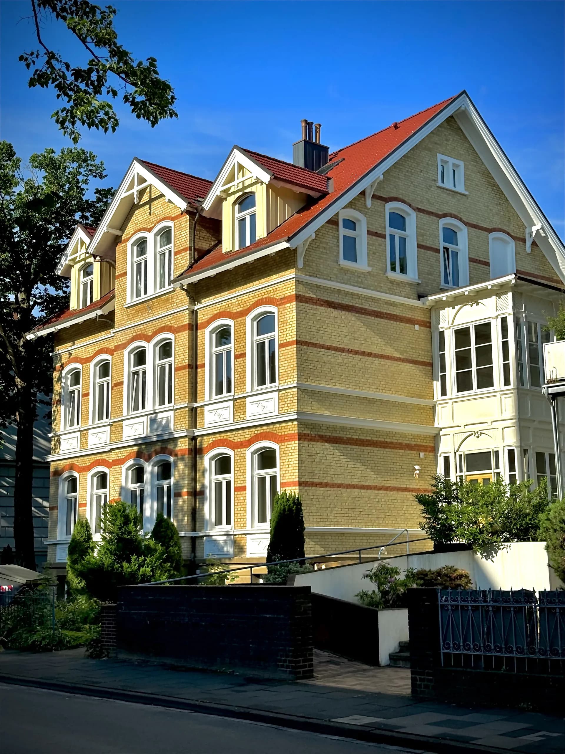 Denkmalgeschützte Stadtvilla des VIOS Townhouse an der Straße, nahe dem Herzzentrum in Bad Oeynhausen.