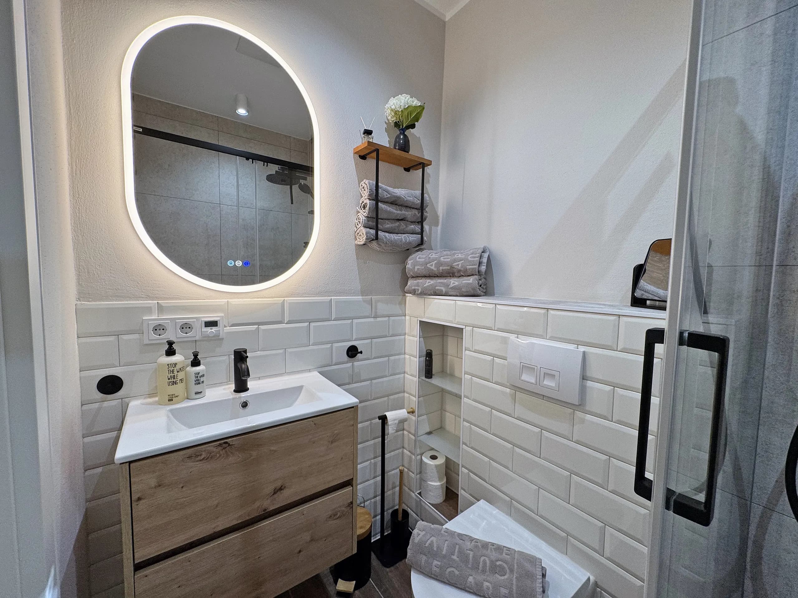 Ebenerdige Walk-in-Dusche im Wellnessbad der Maisonette Emilia, nahe dem Herzzentrum in Bad Oeynhausen.