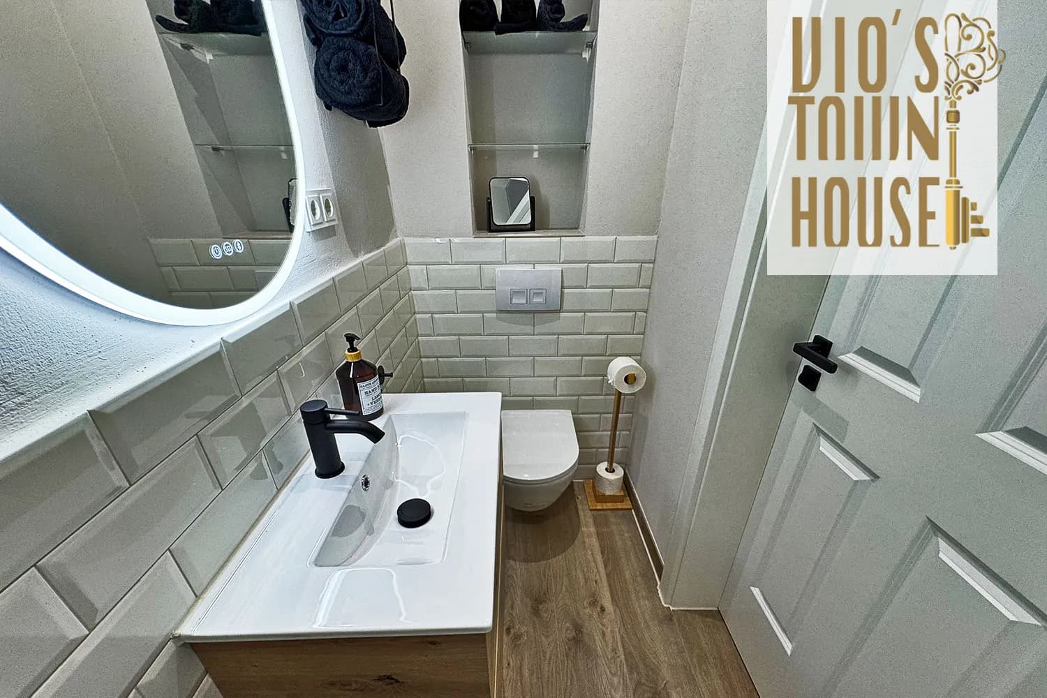 Waschtisch mit Spiegel und WC im Bad der Maisonette Klara, möbliertes Apartment nahe HDZ in Bad Oeynhausen.
