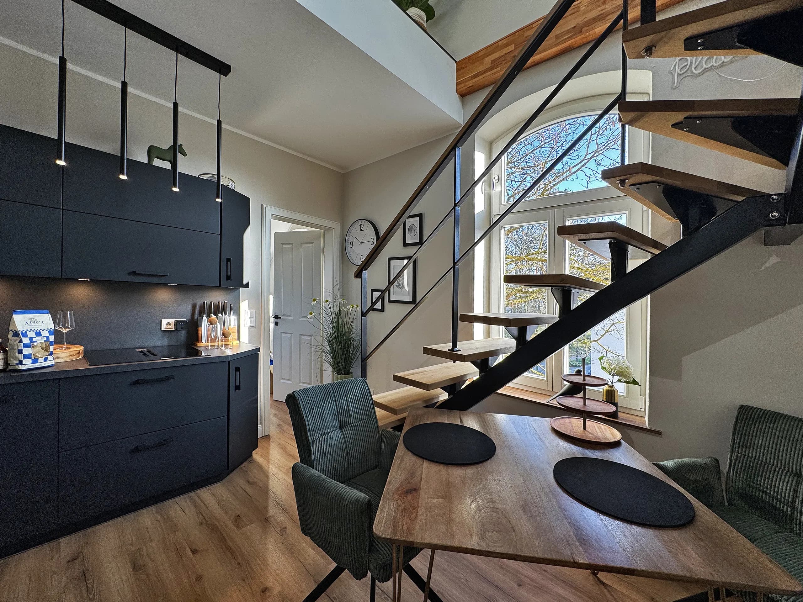 Matte Designküche der Maisonette Klara im VIOS Townhouse mit Holzboden, Wohnen auf Zeit in Bad Oeynhausen.