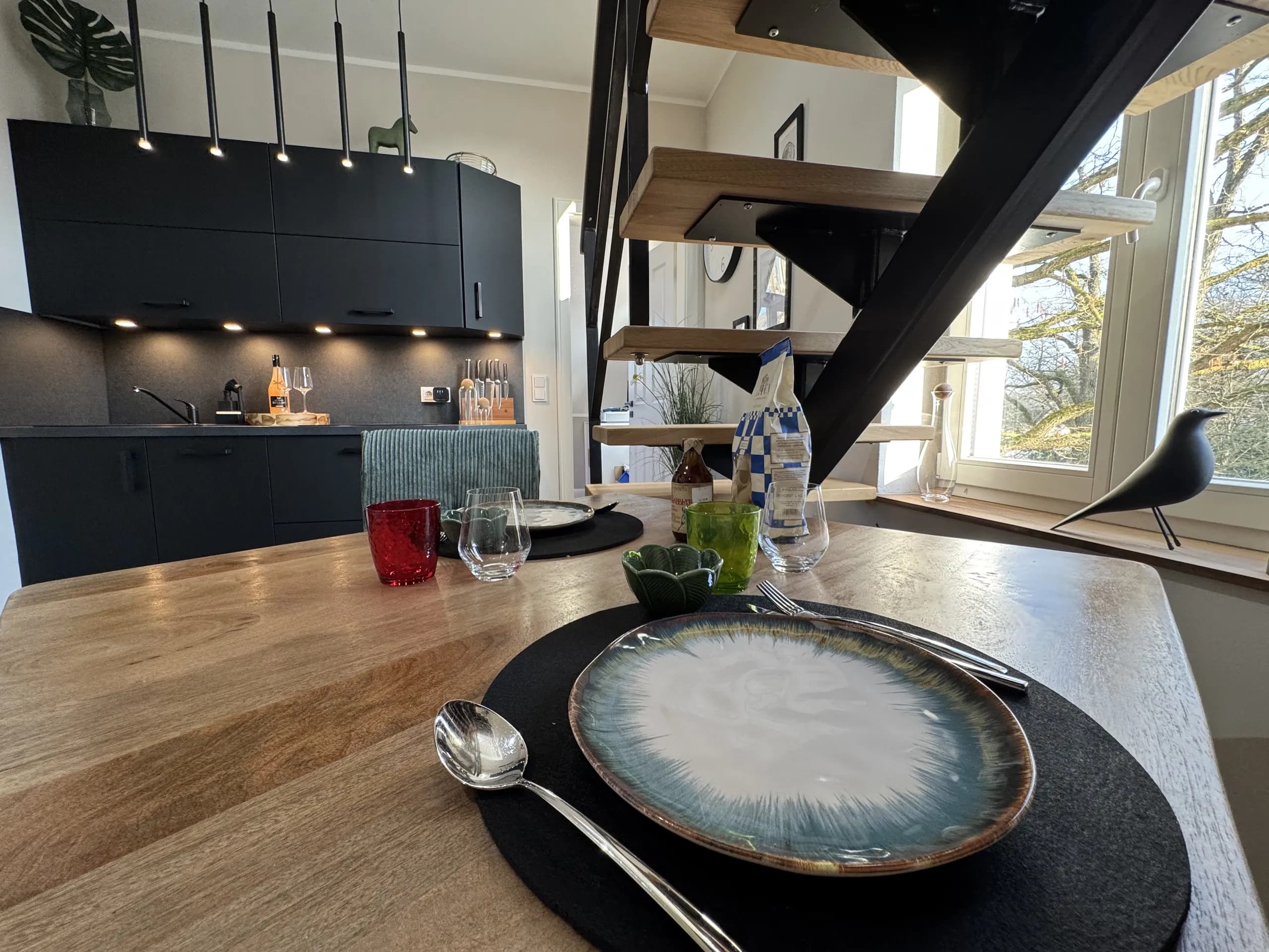 Dunkelblaue Küche der Maisonette Klara mit angrenzendem Essplatz, Boardinghaus in Bad Oeynhausen.