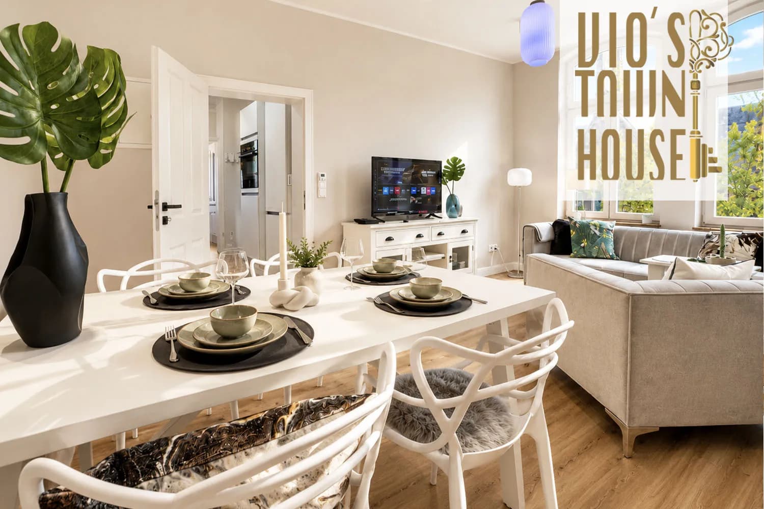 Essplatz der Wohnung Vios mit Holztisch und Pendelleuchten, möblierte Ferienwohnung in Bad Oeynhausen.