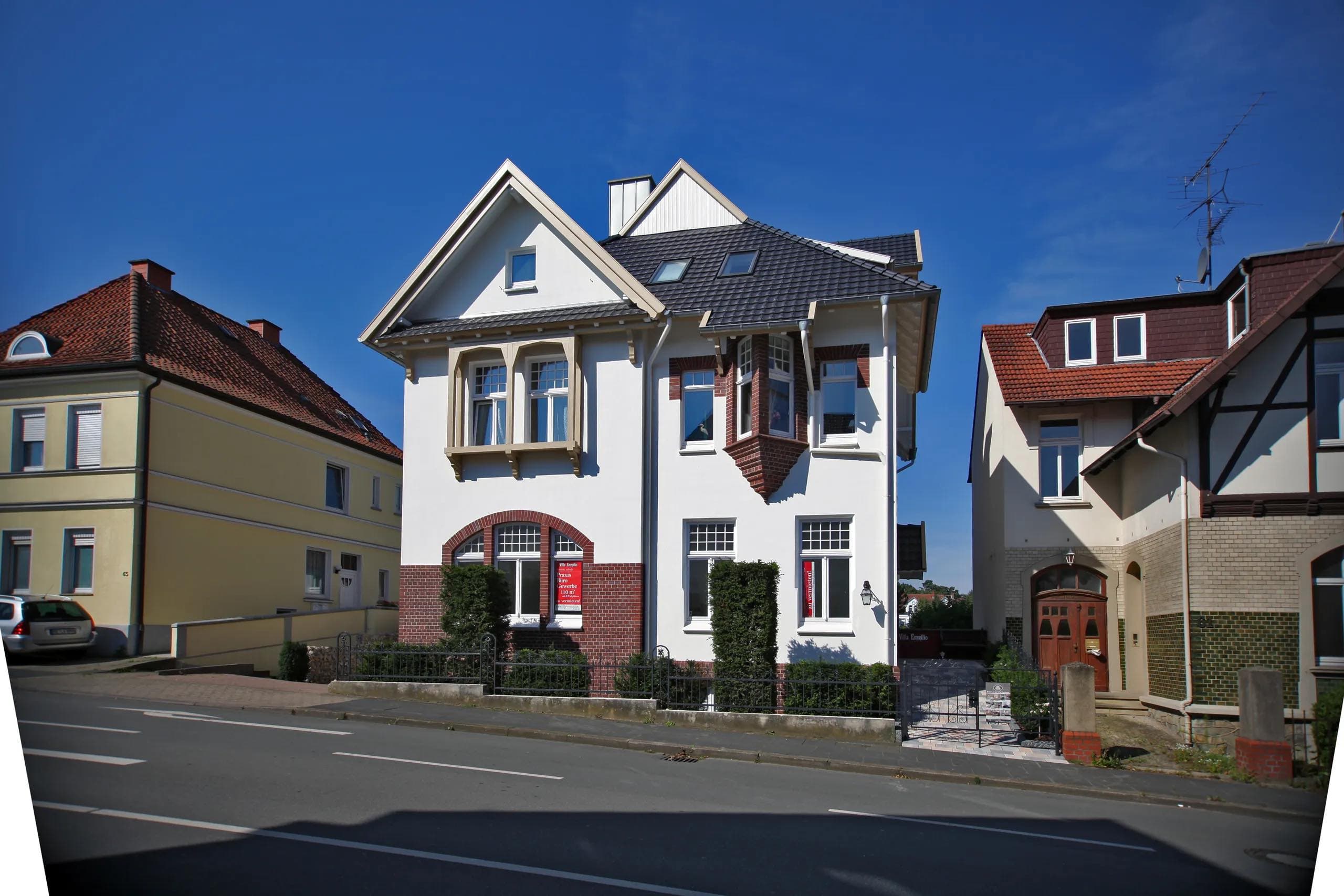 Weiße Jugendstilvilla Villa Emmilio mit Erker und Balkonen, nahe dem Herzzentrum in Bad Oeynhausen.