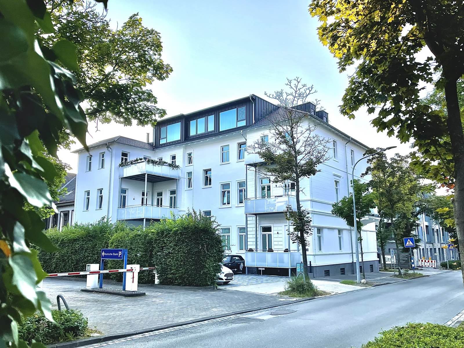 Villa Maria an der Straße mit Bäumen, nahe dem Herz- und Diabeteszentrum (HDZ).