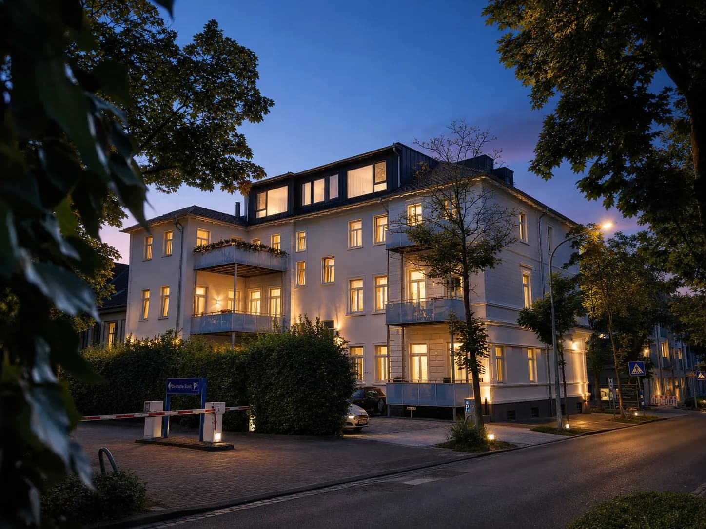 Villa Maria am Abend beleuchtet, klassizistische Stadtvilla nahe dem Herzzentrum in Bad Oeynhausen.