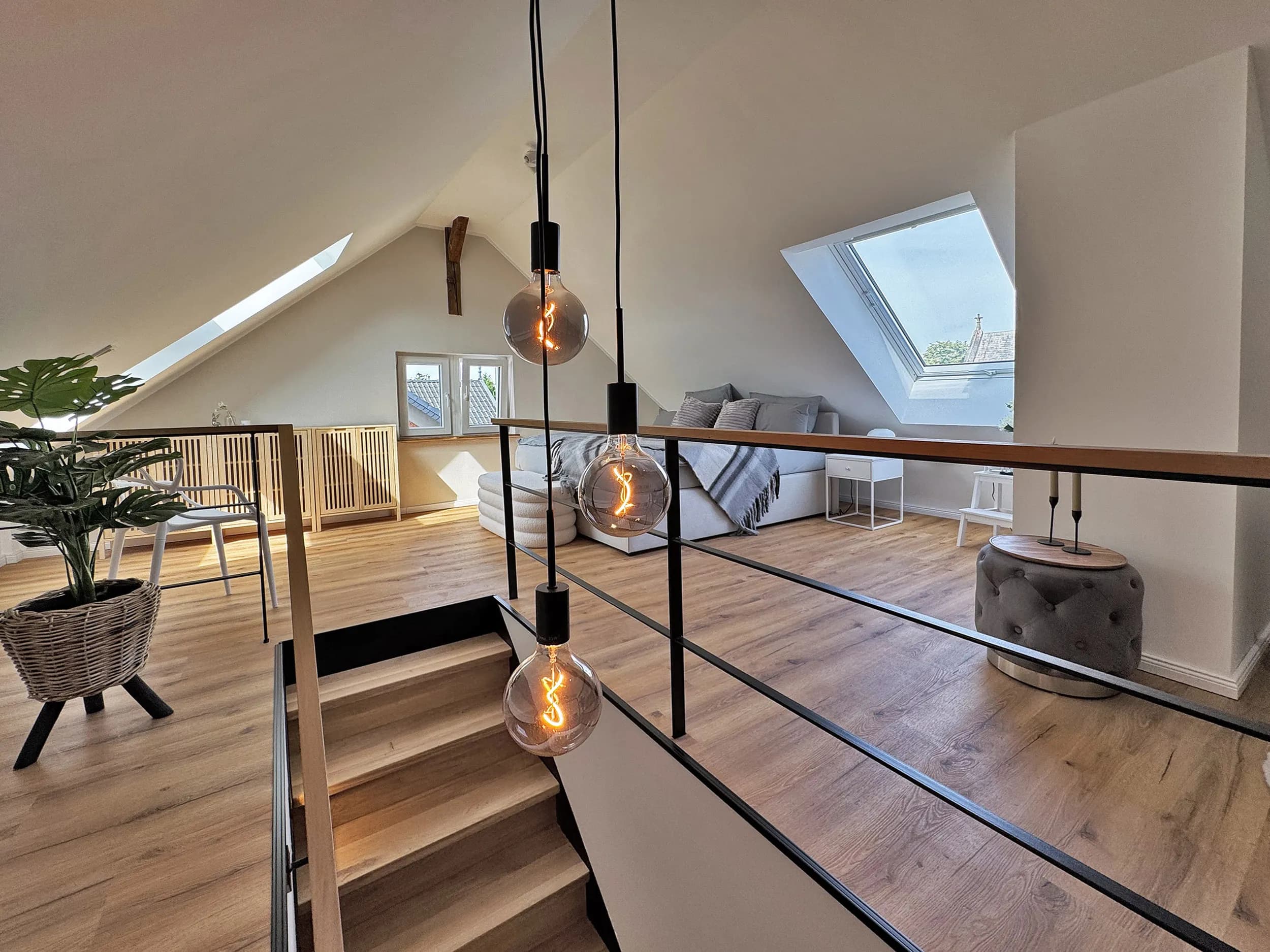 Galerie der Maisonette Emilia über zwei Etagen mit Pendelleuchten, möbliertes Apartment in Bad Oeynhausen.