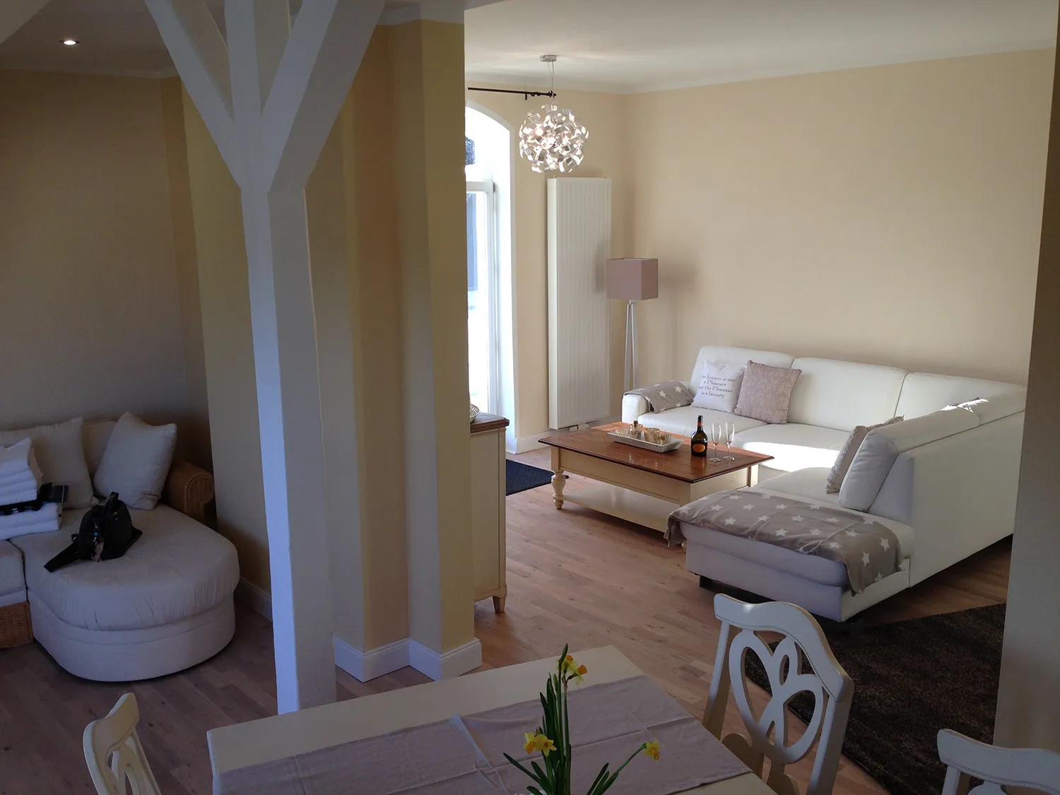 Panoramafenster der Atelier-Wohnung der Villa Emmilio mit Konsole, nahe dem Herzzentrum in Bad Oeynhausen.
