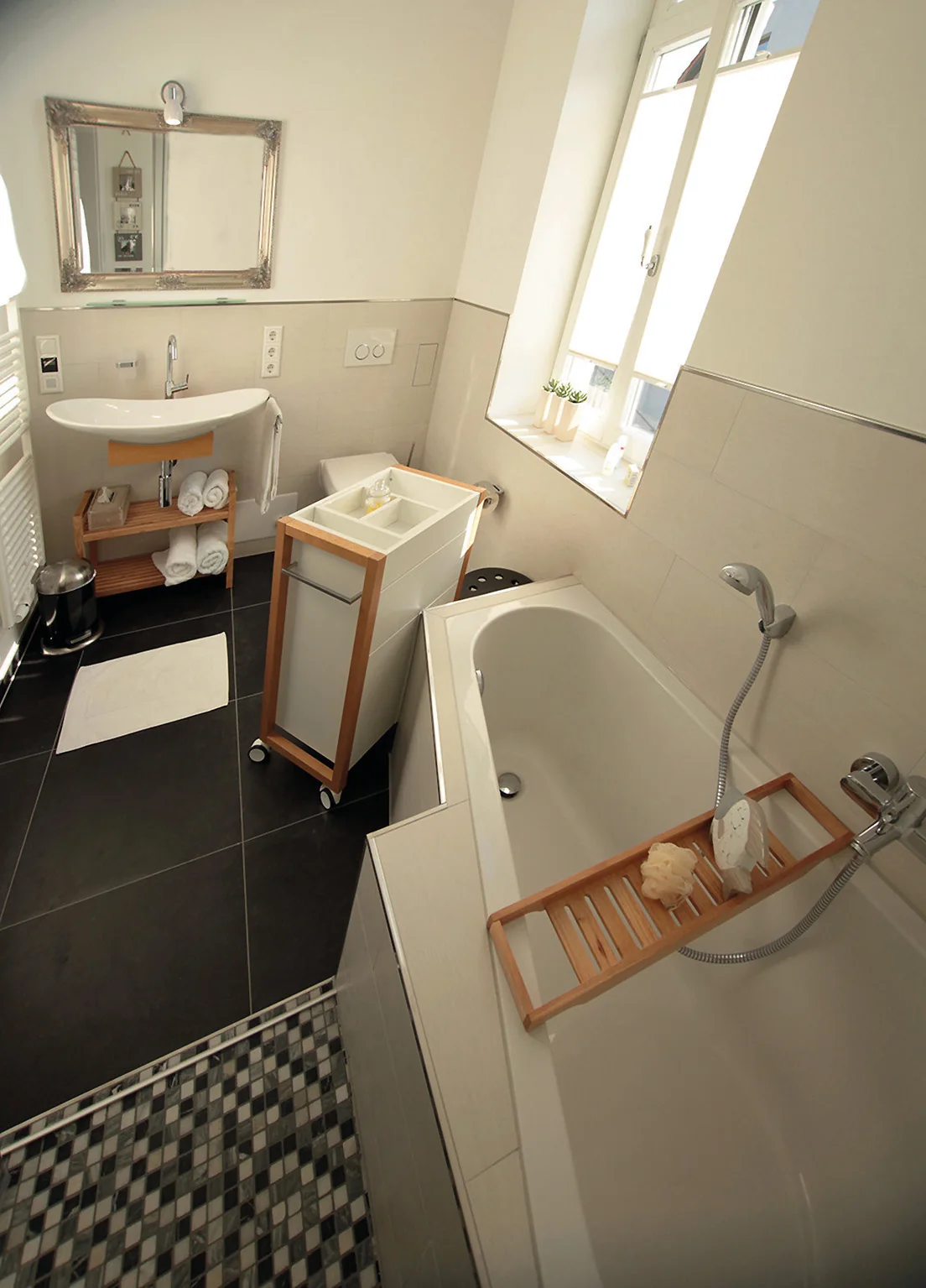 Bad der Bel-Étage-Wohnung der Villa Emmilio mit Badewanne und Waschtisch, nahe dem Herz- und Diabeteszentrum (HDZ).