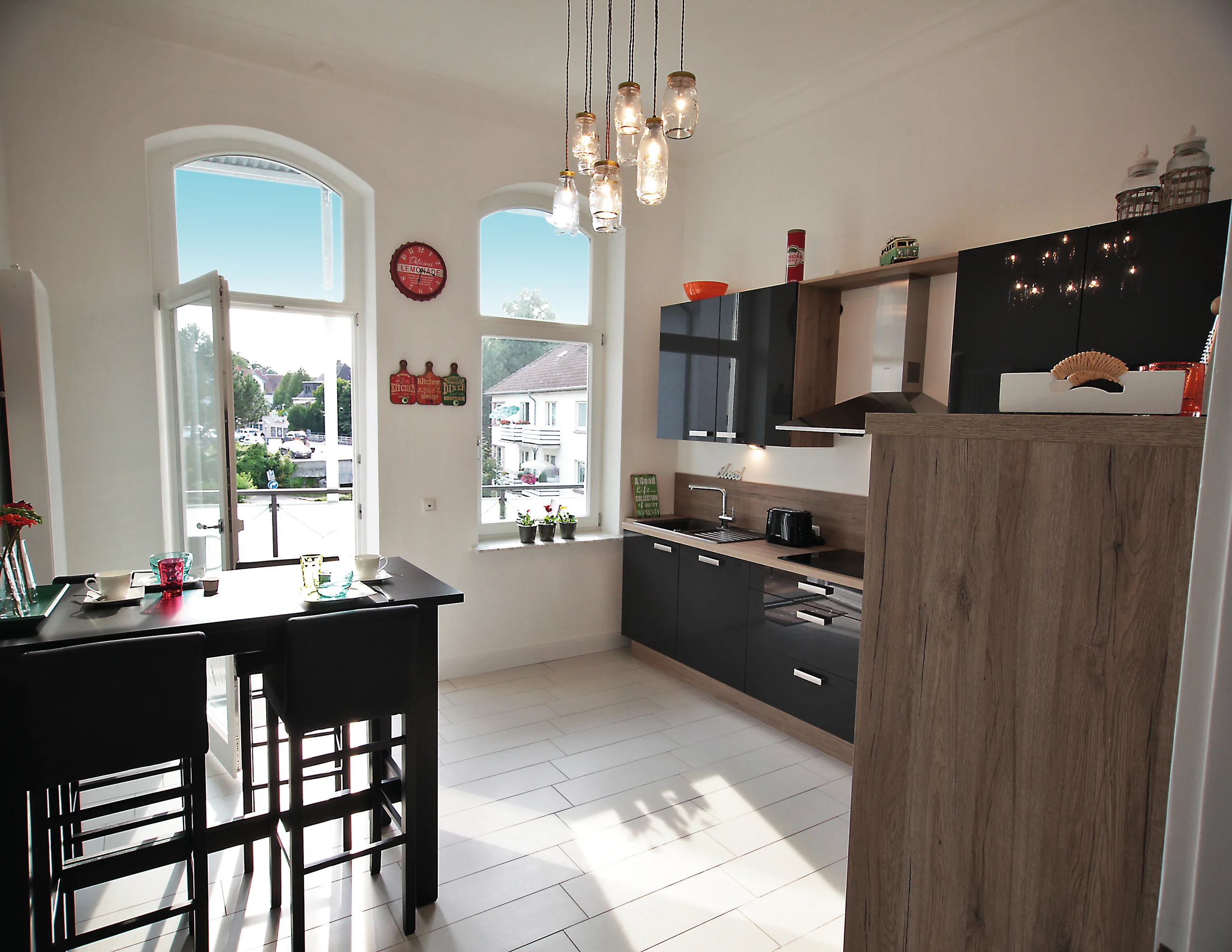 Essplatz der Bel-Étage-Wohnung der Villa Emmilio mit dunkler Küche, Boardinghaus in Bad Oeynhausen.