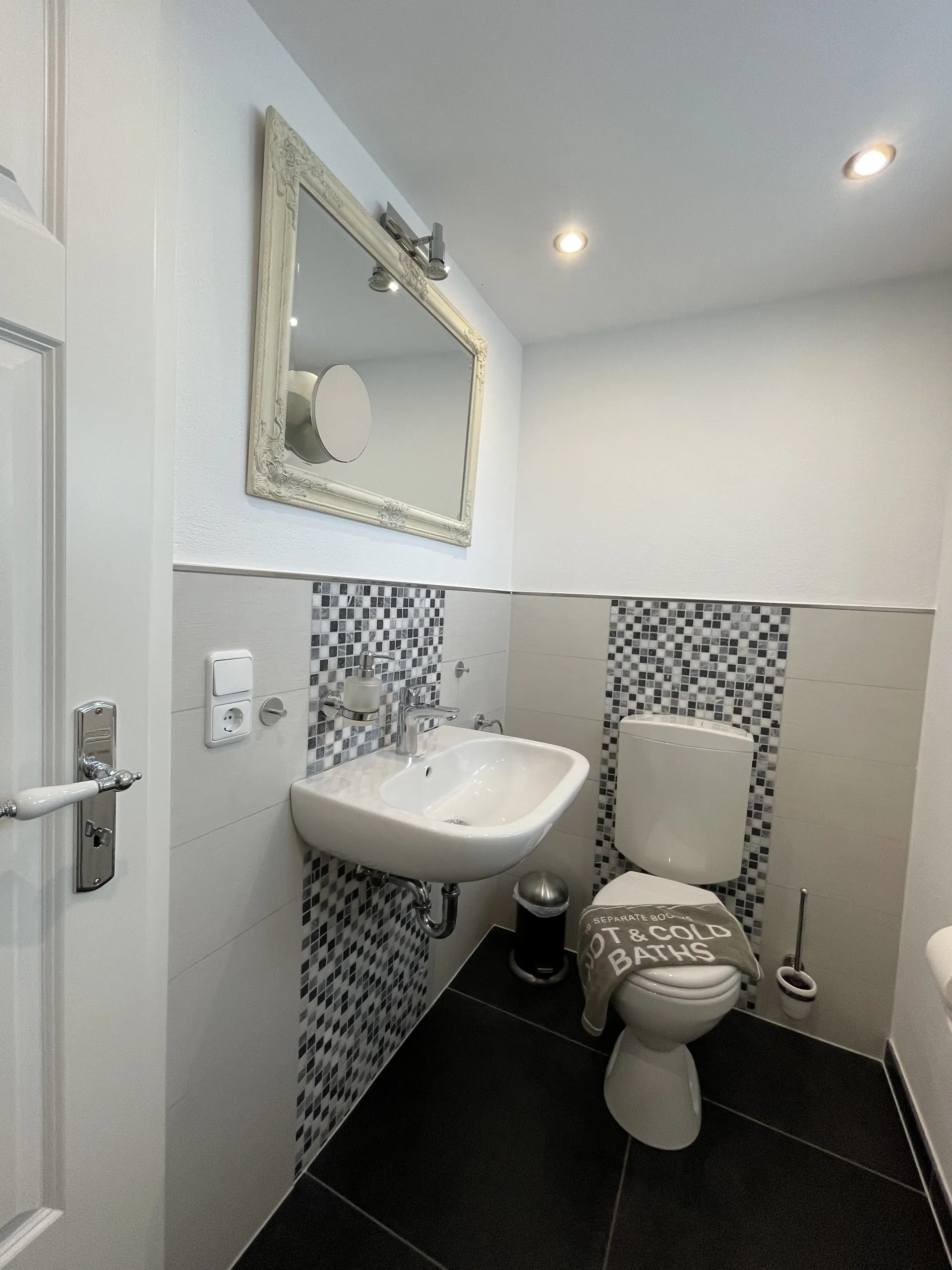 Waschtisch im Bad der Souterrain-Wohnung der Villa Emmilio, nahe dem Herzzentrum in Bad Oeynhausen.