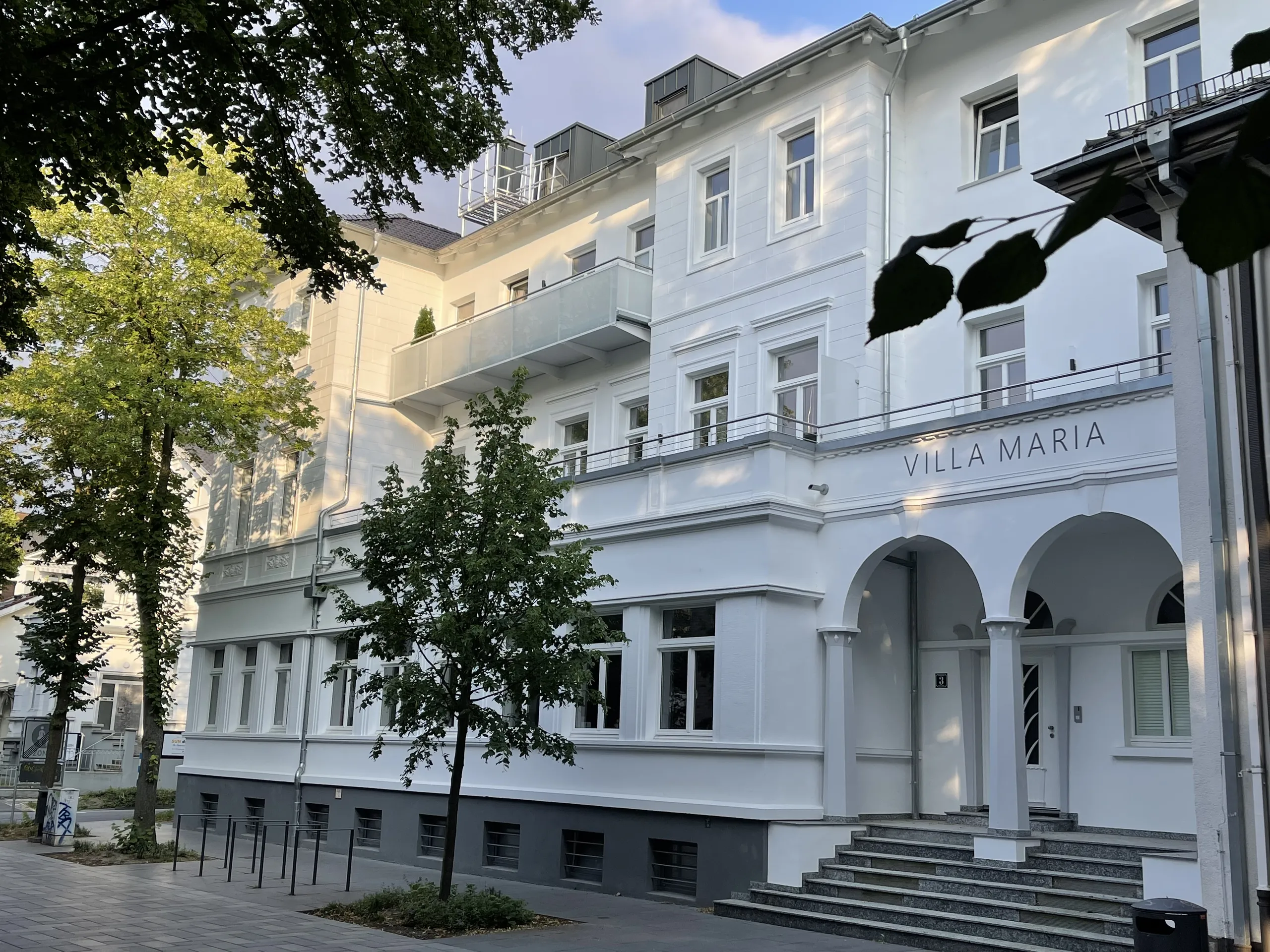Klassizistische weiße Fassade der Villa Maria in der Innenstadt von Bad Oeynhausen, möbliertes Apartment.