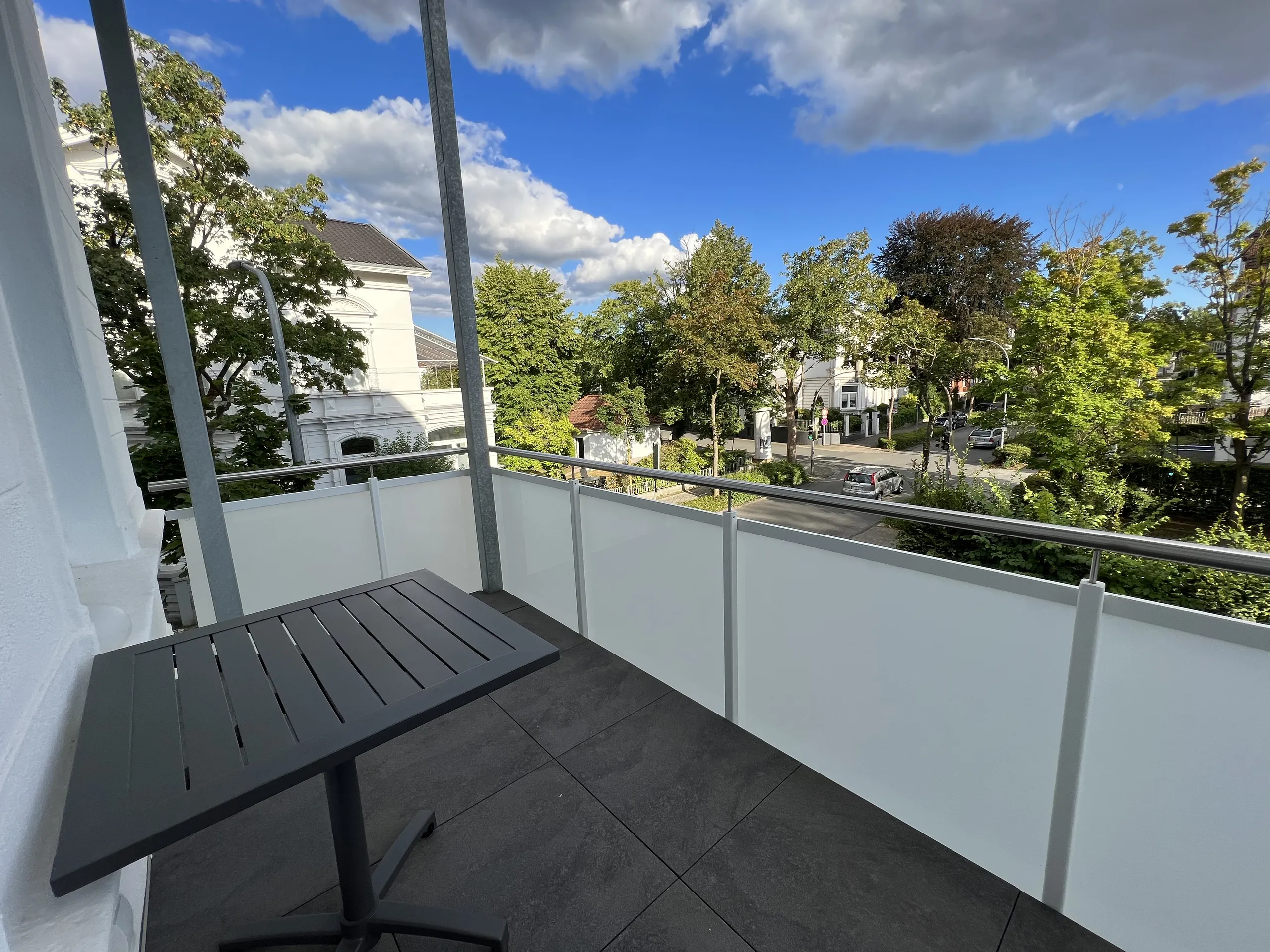 Balkon der Villa Maria mit Blick auf historische Nachbarvillen, möbliertes Apartment in Bad Oeynhausen.