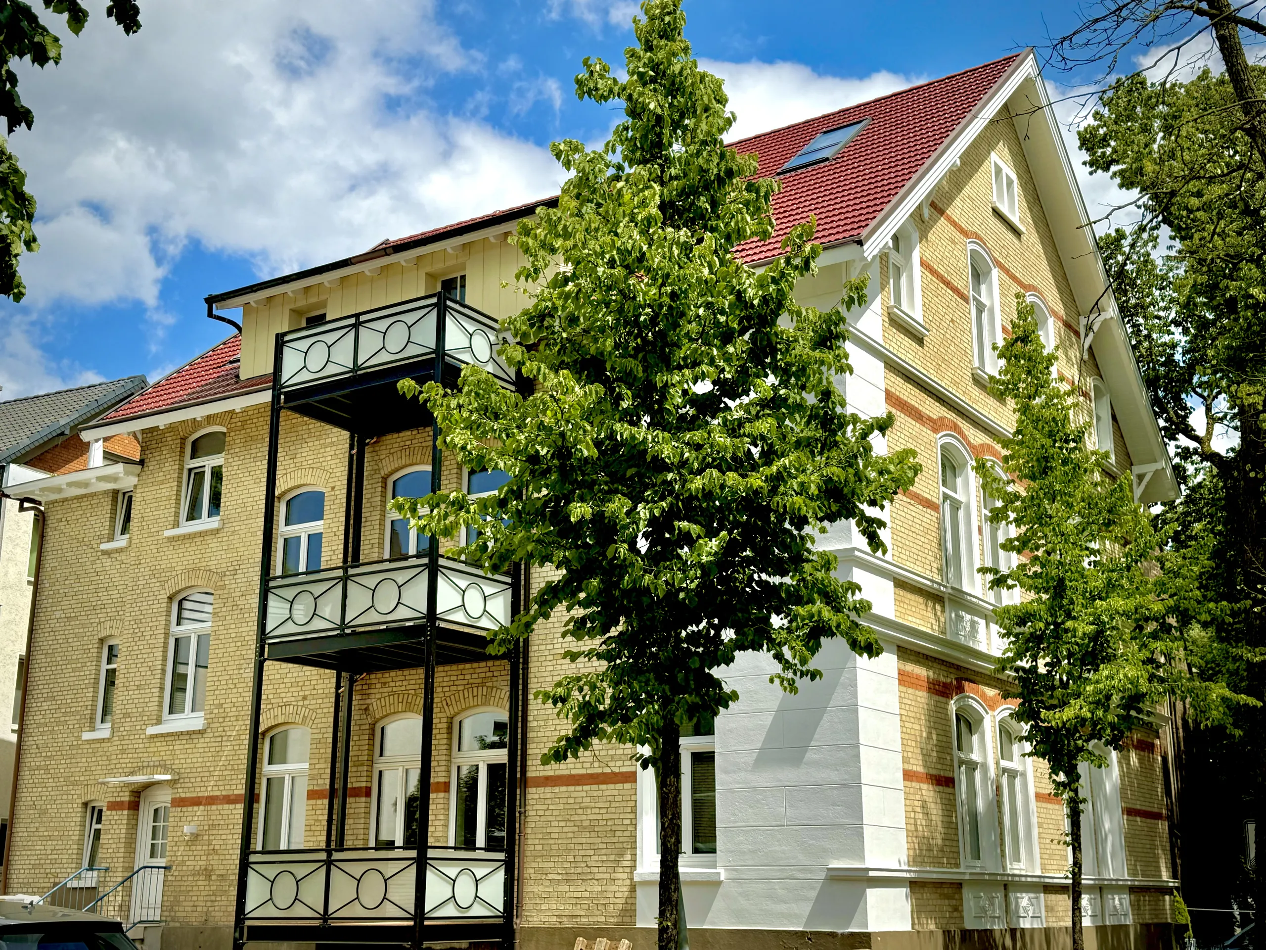 VIOS Townhouse mit verzierten Giebeln und rotem Dach, Boardinghaus am Kurpark in Bad Oeynhausen.