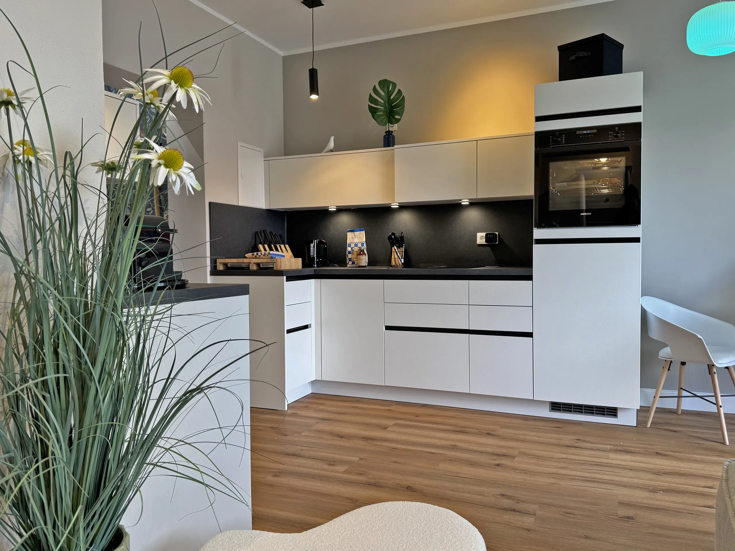 Helle Küche der Maisonette Emilia im VIOS Townhouse mit weißen Fronten, möbliertes Apartment in Bad Oeynhausen.