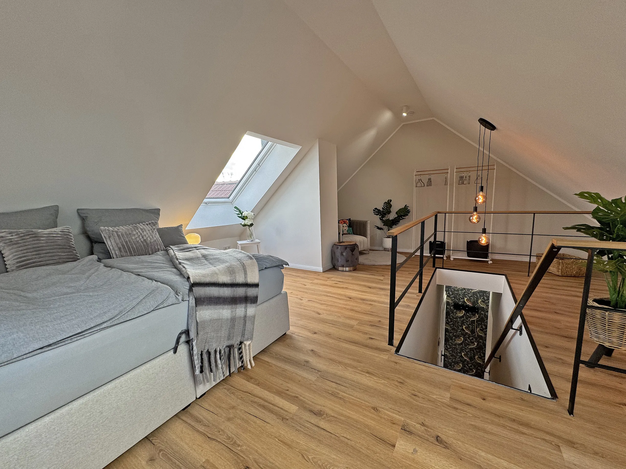 Schlafbereich der Maisonette Emilia im Dachgeschoss mit Dachfenster, Wohnen auf Zeit in Bad Oeynhausen.