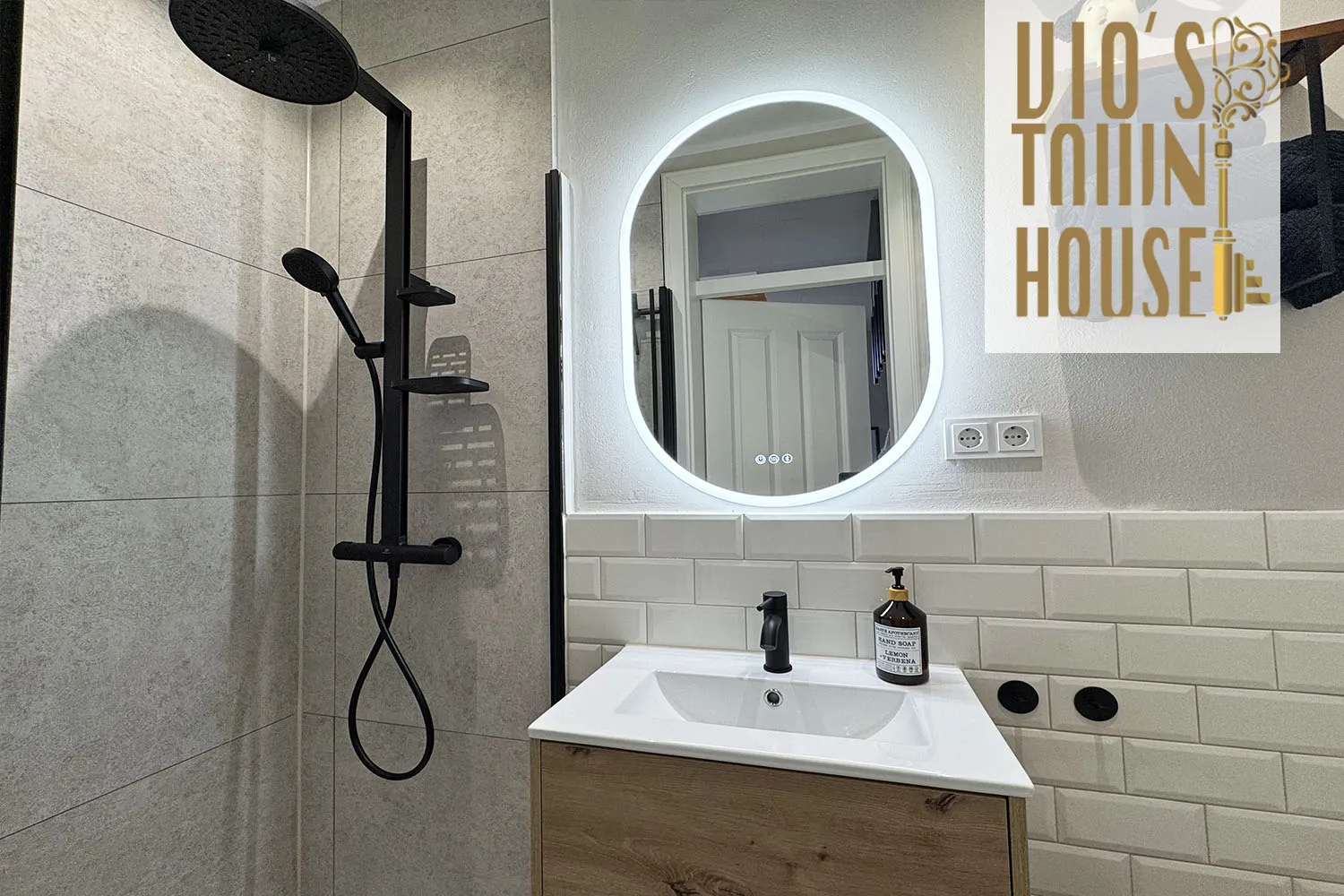 Bad der Maisonette Klara im VIOS Townhouse mit Walk-in-Dusche und ovalem Spiegel, Wohnen auf Zeit in Bad Oeynhausen.