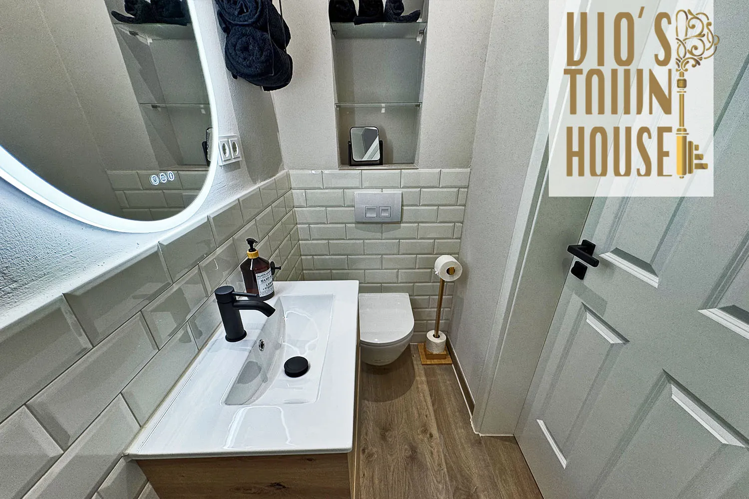 Waschtisch mit Spiegel und WC im Bad der Maisonette Klara, möbliertes Apartment nahe HDZ in Bad Oeynhausen.
