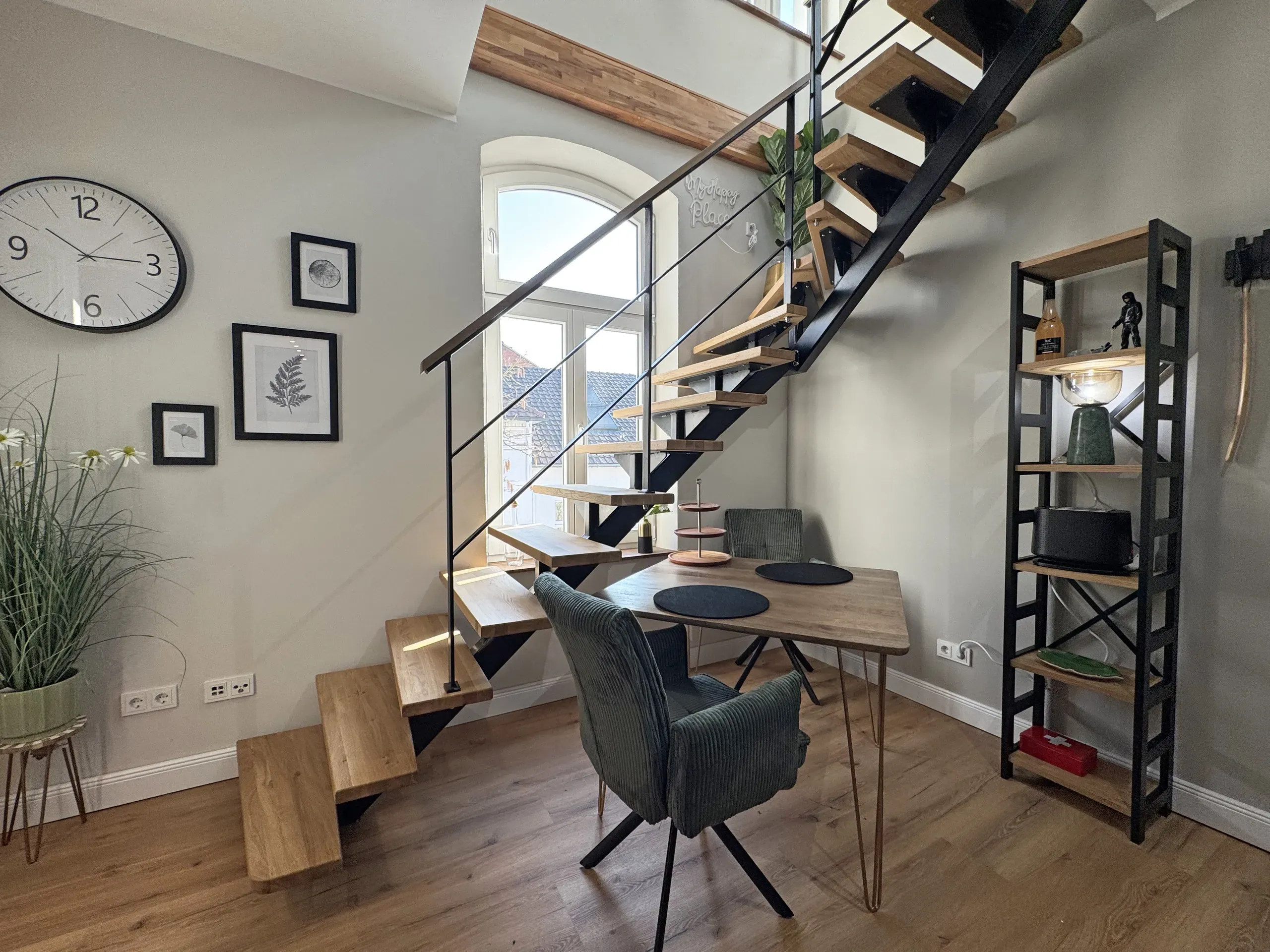 Essbereich der Maisonette Klara im VIOS Townhouse mit Galerietreppe, möblierte Ferienwohnung in Bad Oeynhausen.
