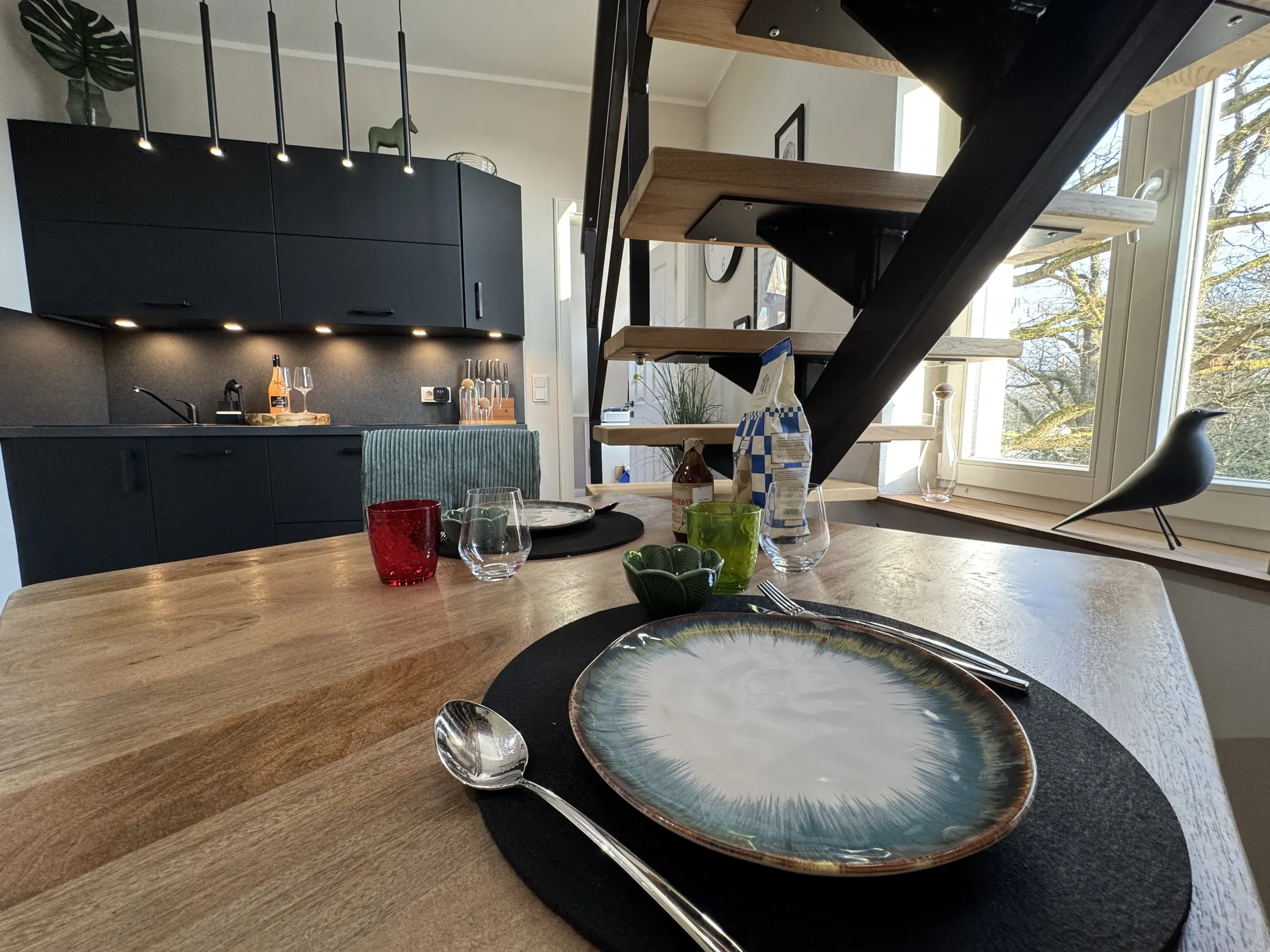 Dunkelblaue Küche der Maisonette Klara mit angrenzendem Essplatz, Boardinghaus in Bad Oeynhausen.